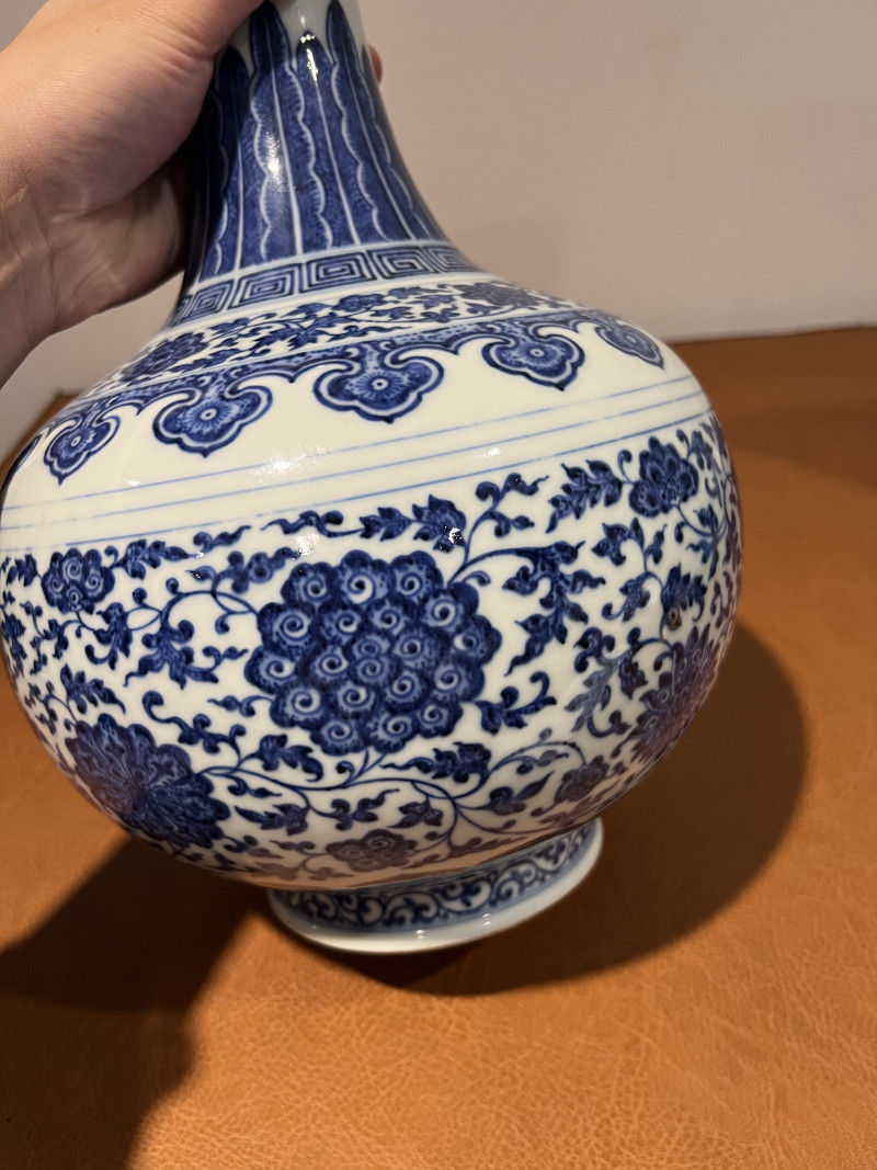 清乾隆 青花缠枝莲纹赏瓶 - 图6