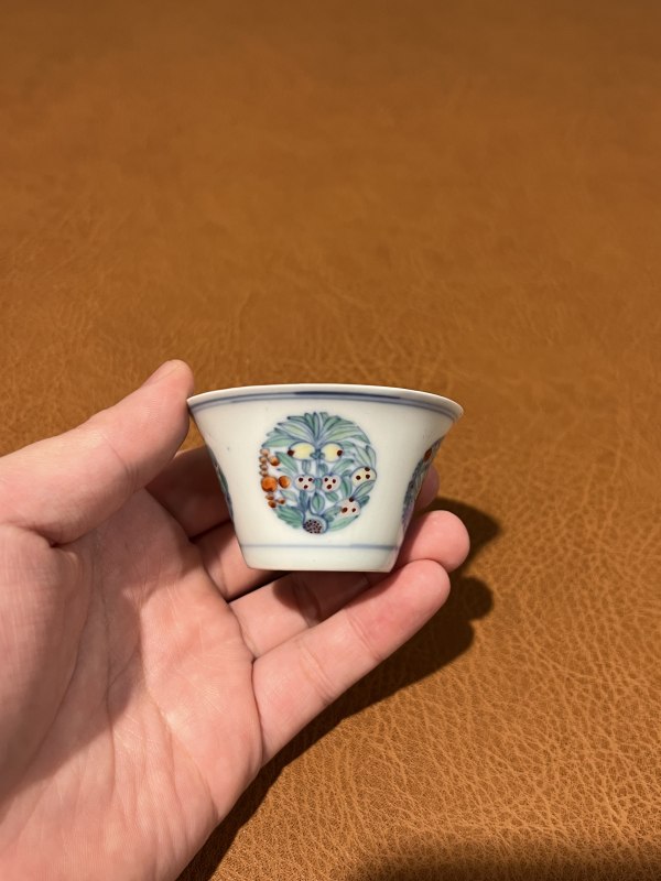 清雍正 斗彩团花纹马蹄杯 - 图3