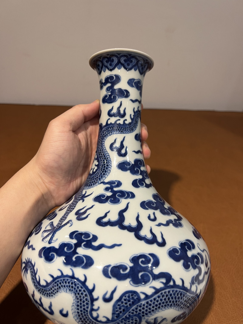 清嘉庆 青花云龙纹撇口瓶 - 图15