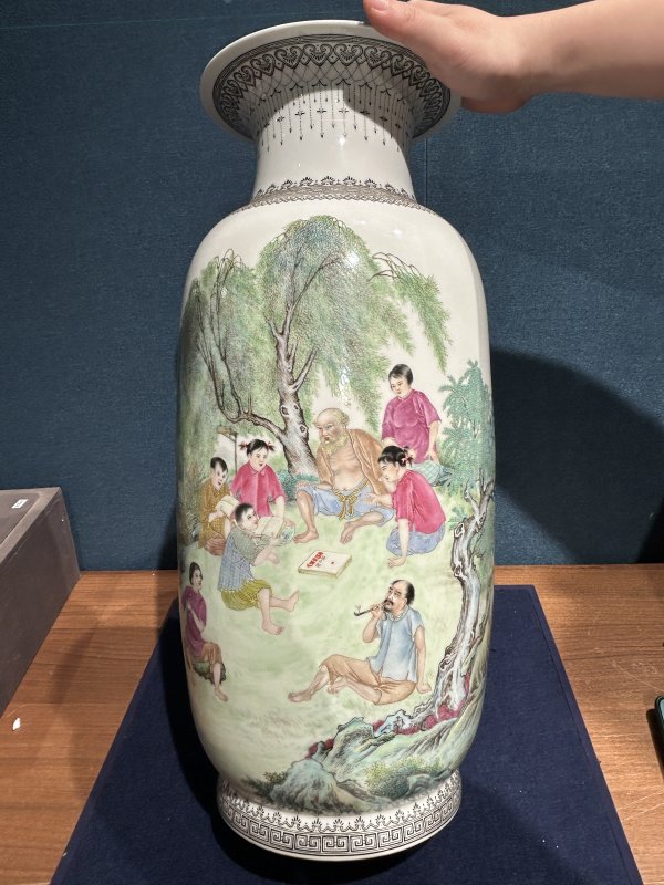 1960年作 粉彩学毛选人物故事大瓶 - 图3