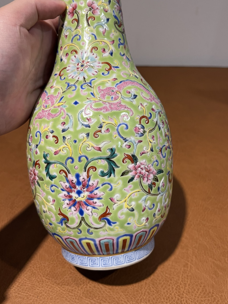 清 粉彩缠枝牡丹卷草龙纹瓶 - 图7