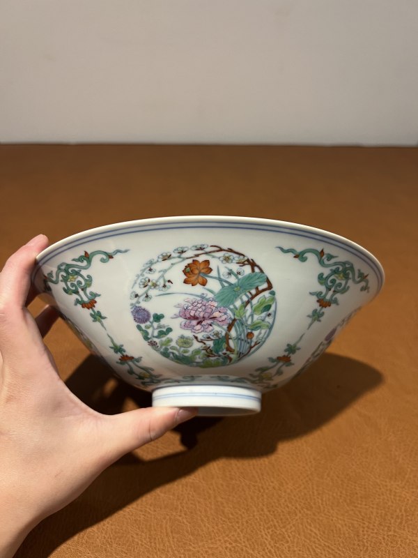 清雍正 斗彩开光四季花卉团蝶纹斗笠碗 - 图6