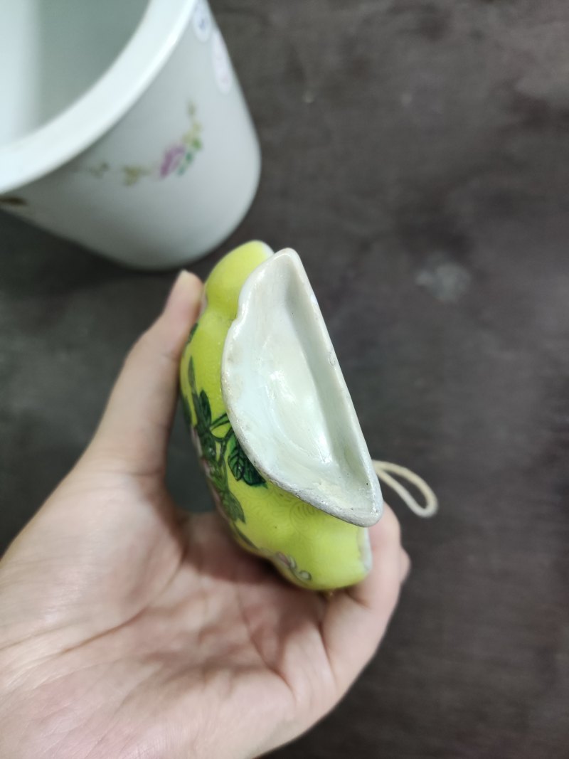 清 黄地轧道花蝶纹壁瓶 - 图7
