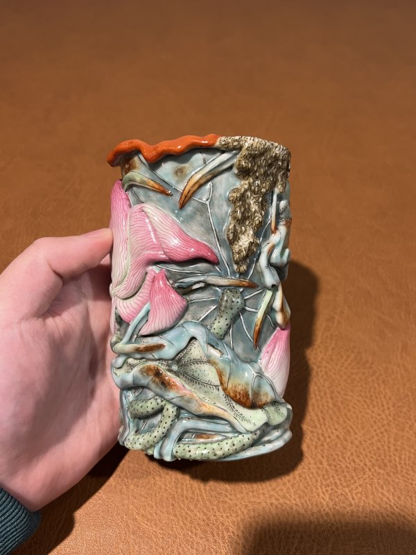 清中期 粉彩浮雕荷塘翠鸟笔筒 - 图5