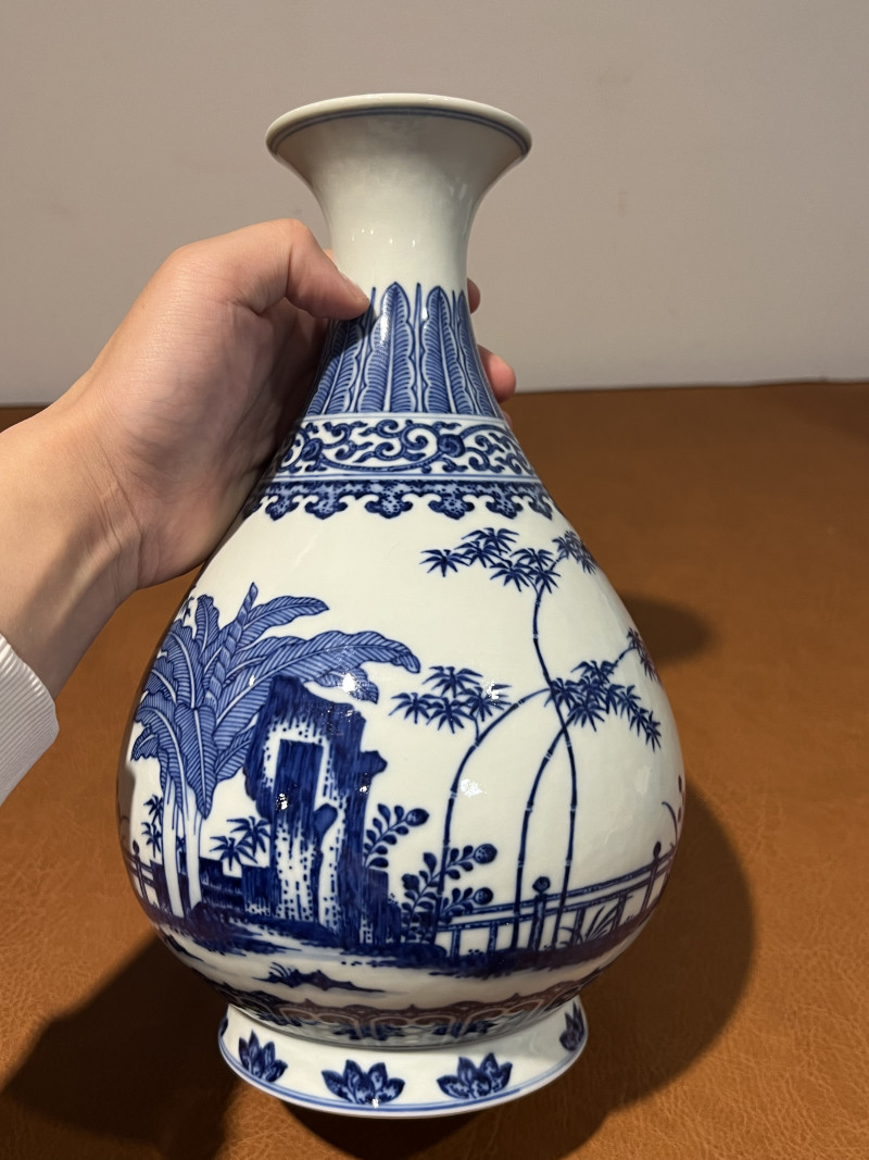 清乾隆 青花洞石芭蕉纹玉壶春瓶 - 图13