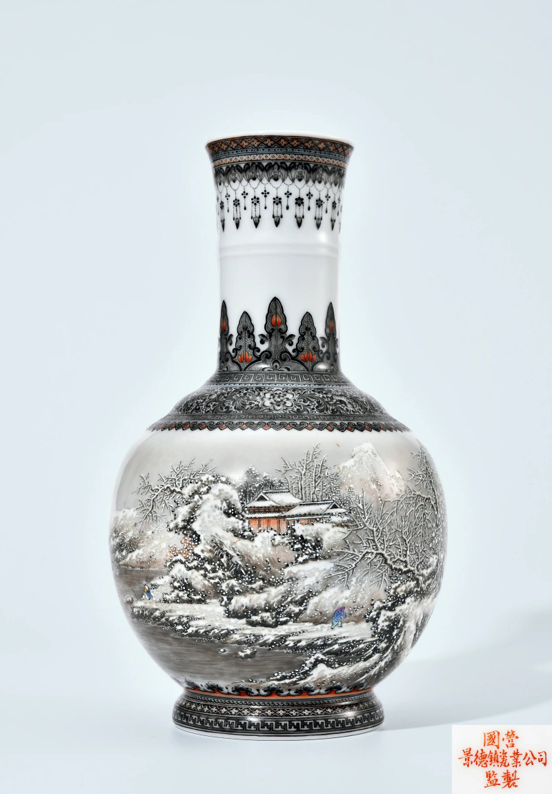 1950年作 粉彩雪景图瓶