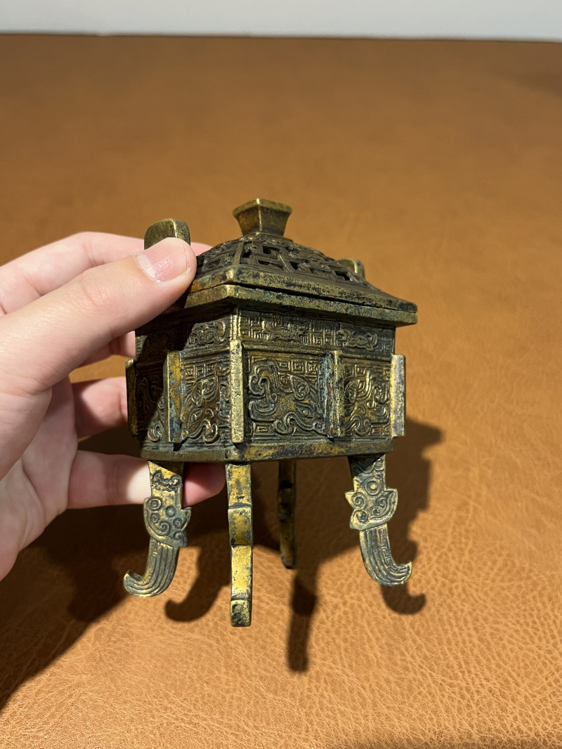 清乾隆 铜鎏金饕餮纹出戟鼎式香薰 - 图4