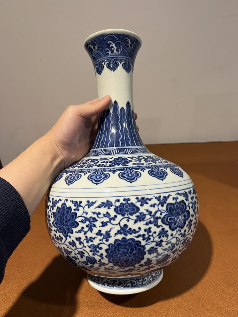 清乾隆 青花缠枝莲纹赏瓶 - 图7
