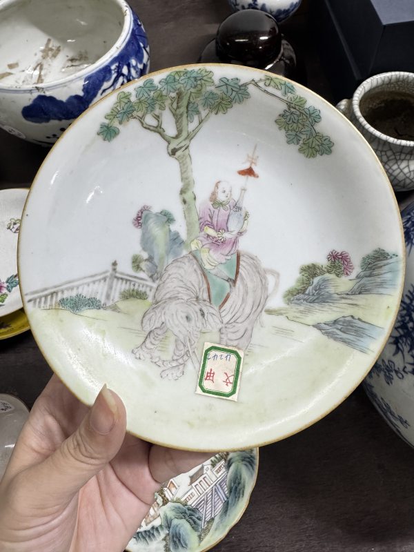 清 粉彩胡人戏象盘 - 图3