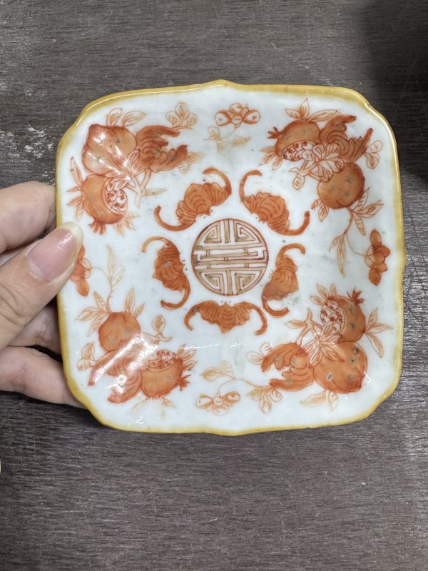 清 粉彩草虫纹高足碟、矾红福寿纹高足碟 - 图3