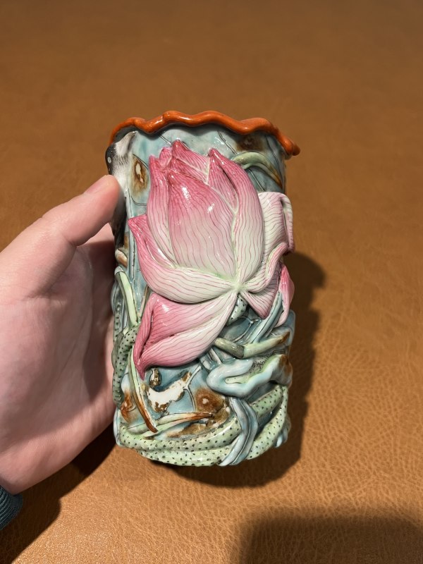 清中期 粉彩浮雕荷塘翠鸟笔筒 - 图6