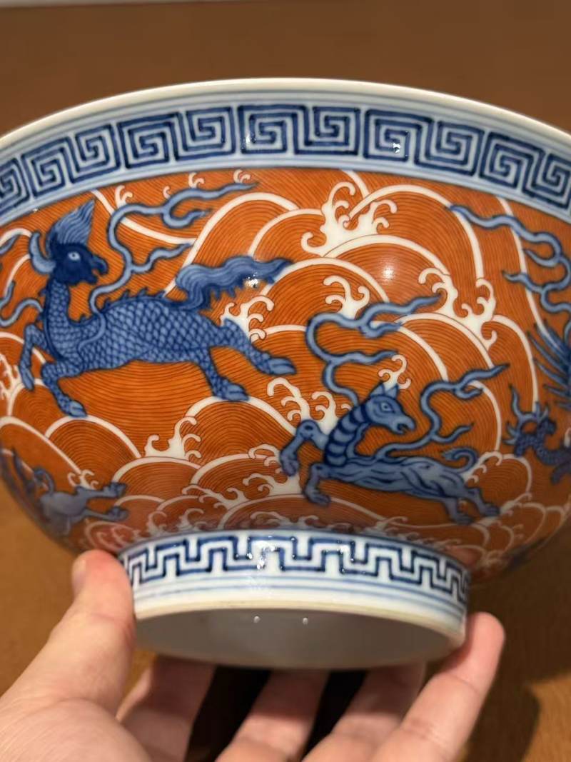 清乾隆 青花矾红海兽纹大碗 - 图4