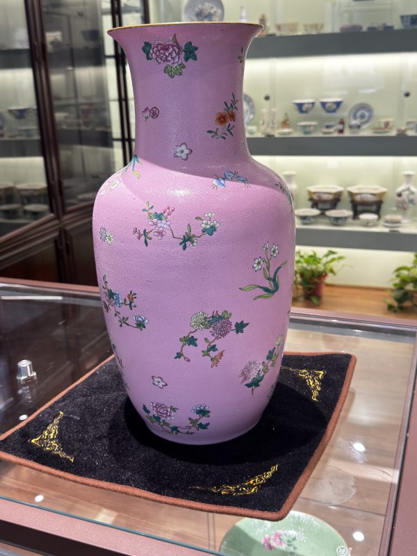 清 胭脂红轧道花卉纹瓶 - 图2