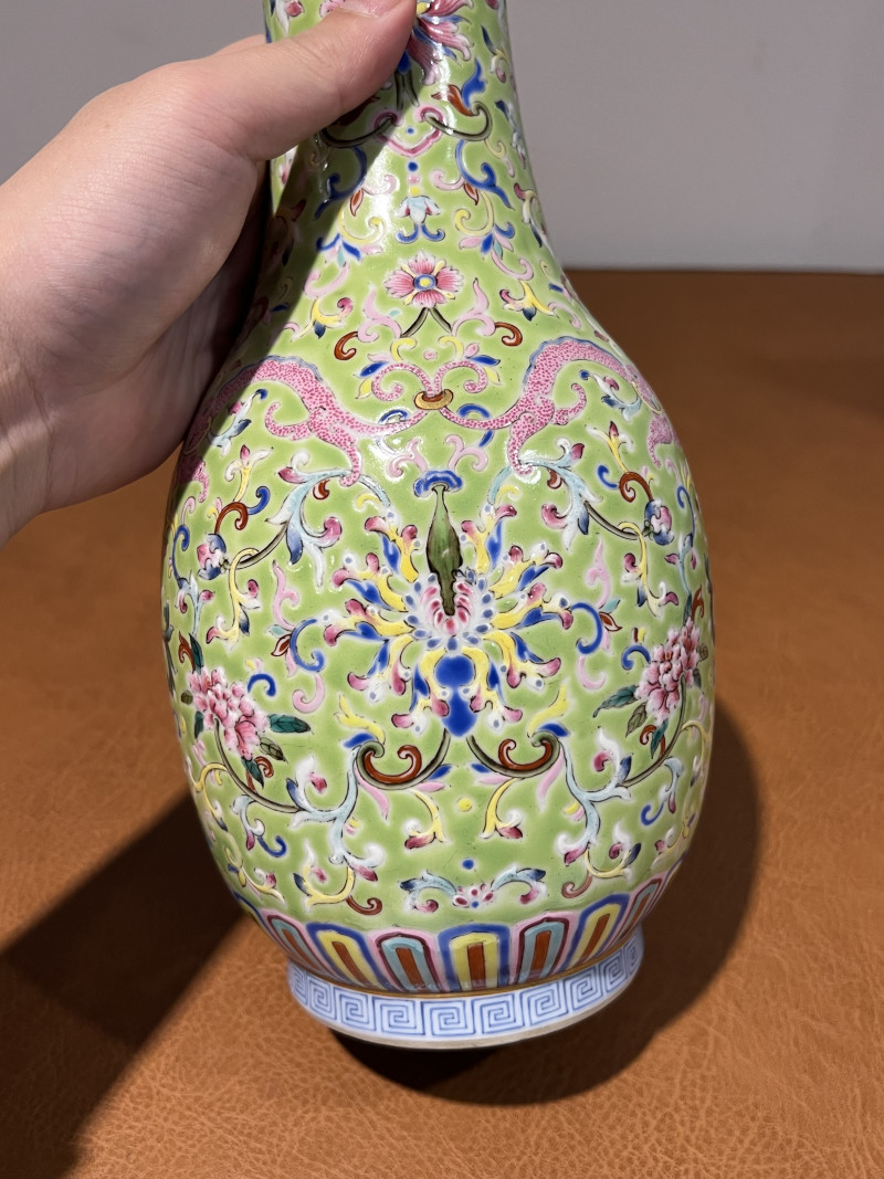清 粉彩缠枝牡丹卷草龙纹瓶 - 图8