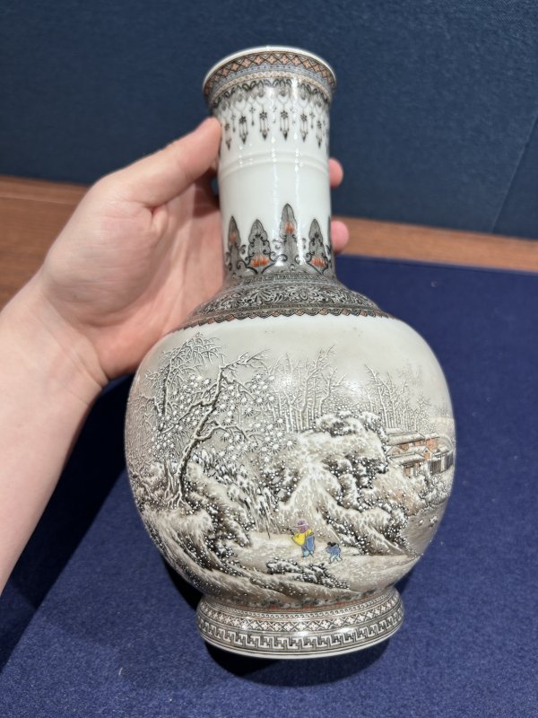 1950年作 粉彩雪景图瓶 - 图3