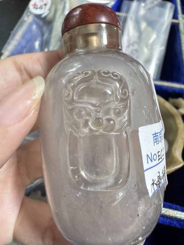 清 水晶双辅首耳烟壶 - 图3