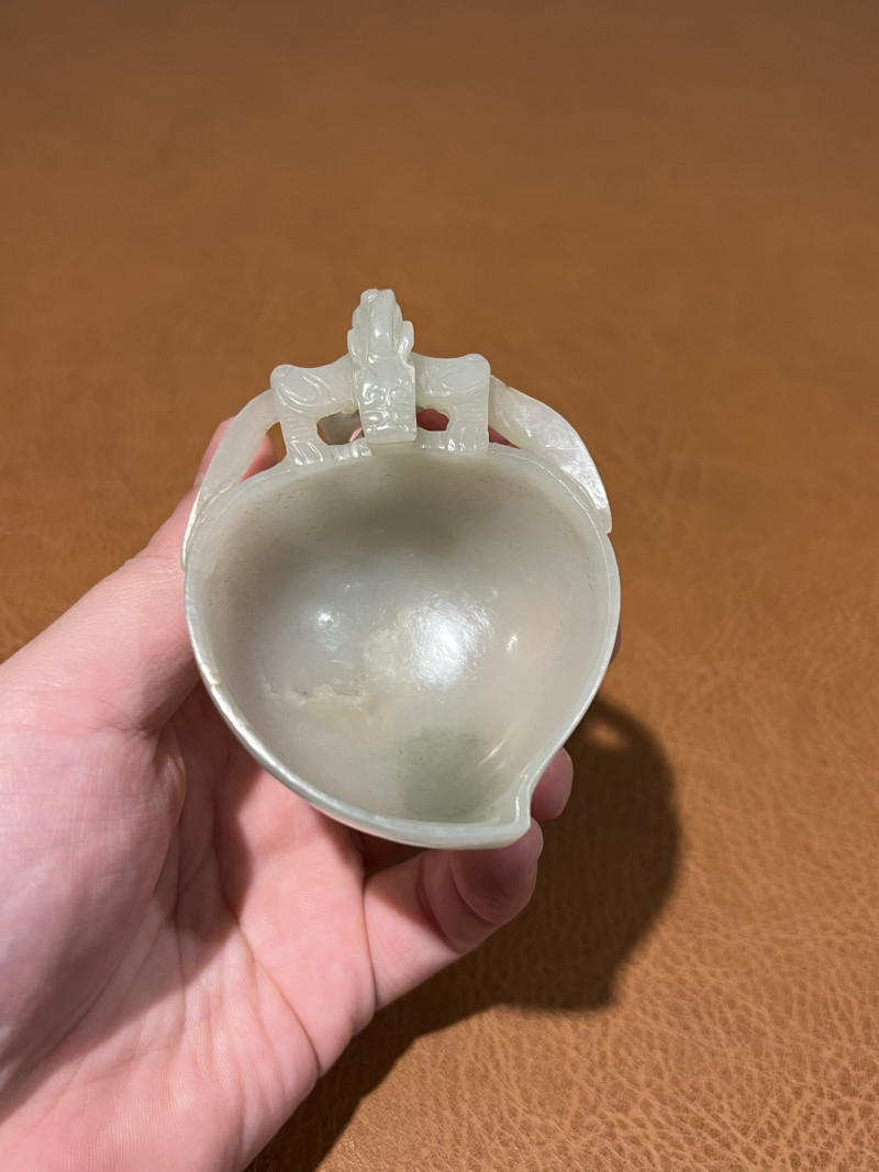 明 白玉螭龙耳桃形杯 - 图3