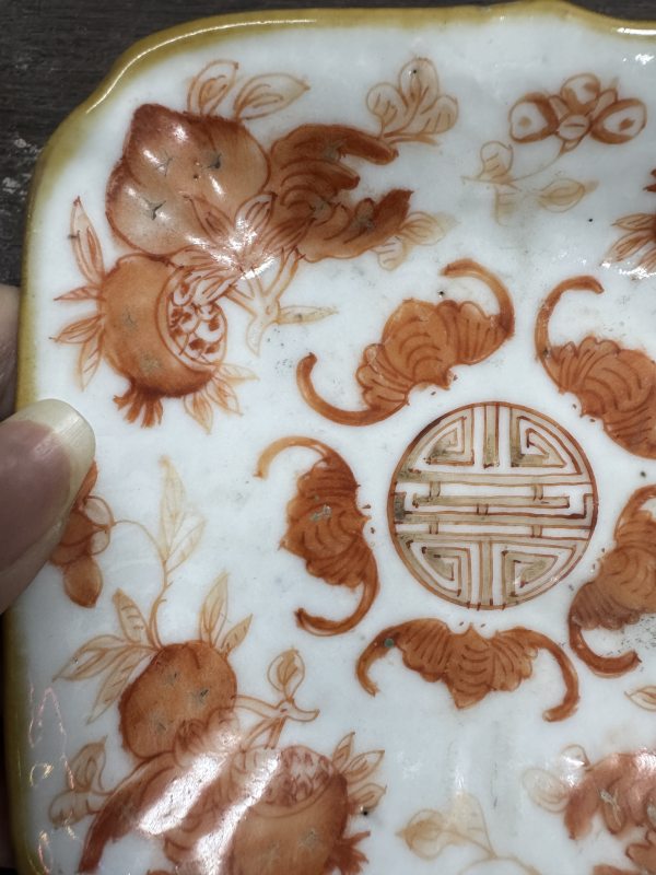 清 粉彩草虫纹高足碟、矾红福寿纹高足碟 - 图4