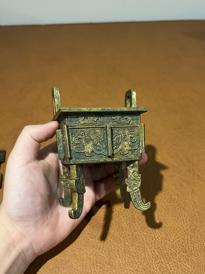 清乾隆 铜鎏金饕餮纹出戟鼎式香薰 - 图5