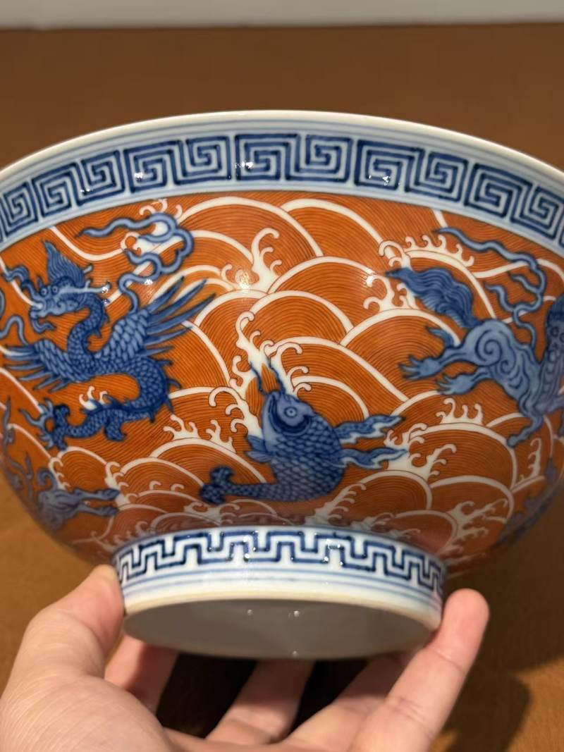 清乾隆 青花矾红海兽纹大碗 - 图5