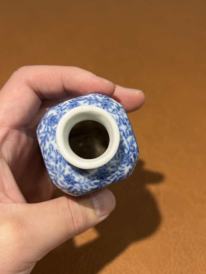 清 青花缠枝花卉开光婴戏图小瓶 - 图6