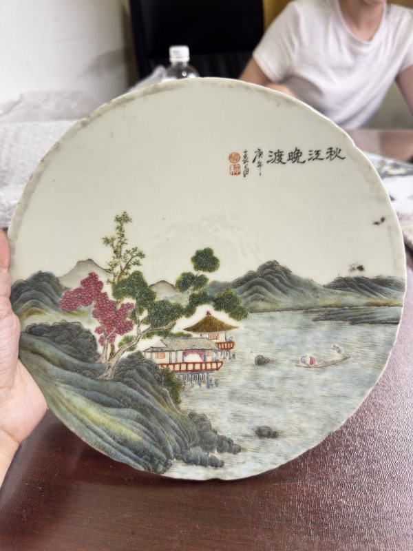 清 粉彩“秋江塔影”瓷板、“春风得意”瓷板、“秋江晚渡”瓷板 - 图7