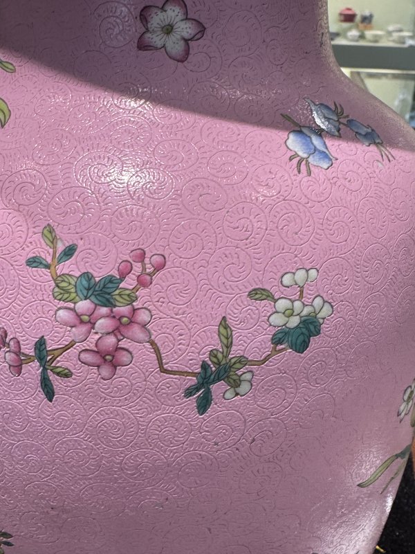 清 胭脂红轧道花卉纹瓶 - 图3