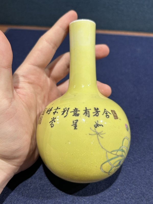 民国 黄地粉彩蜀葵纹瓶 - 图3