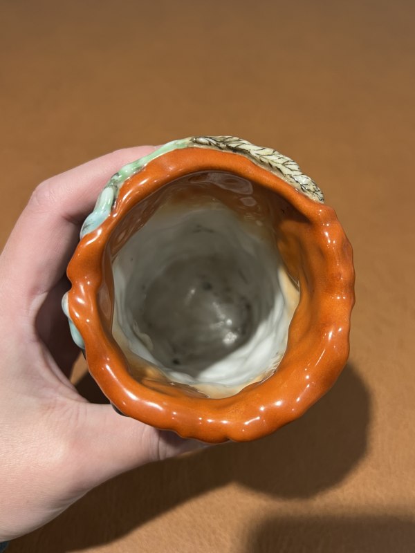 清中期 粉彩浮雕荷塘翠鸟笔筒 - 图7