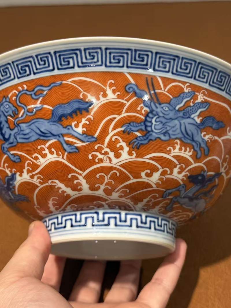 清乾隆 青花矾红海兽纹大碗 - 图6