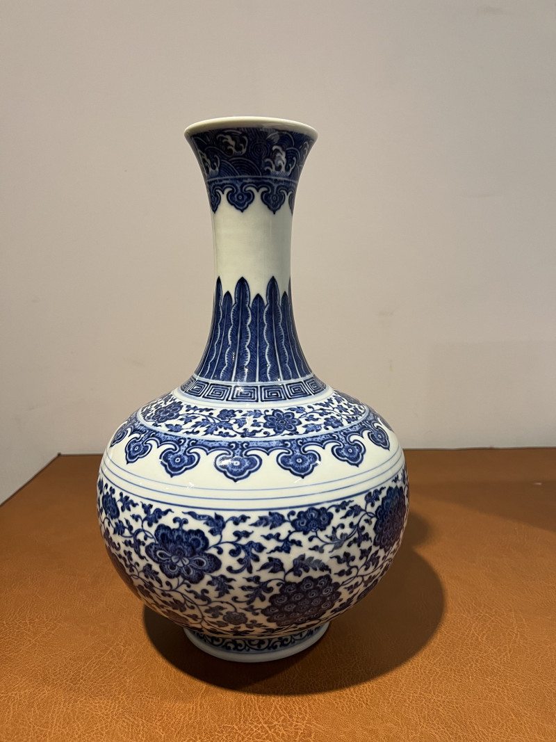 清乾隆 青花缠枝莲纹赏瓶 - 图8
