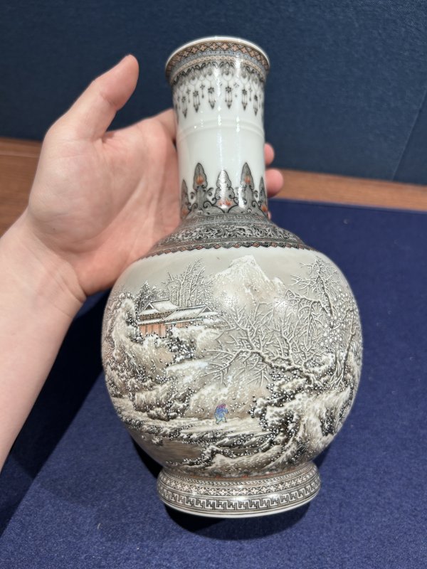 1950年作 粉彩雪景图瓶 - 图4