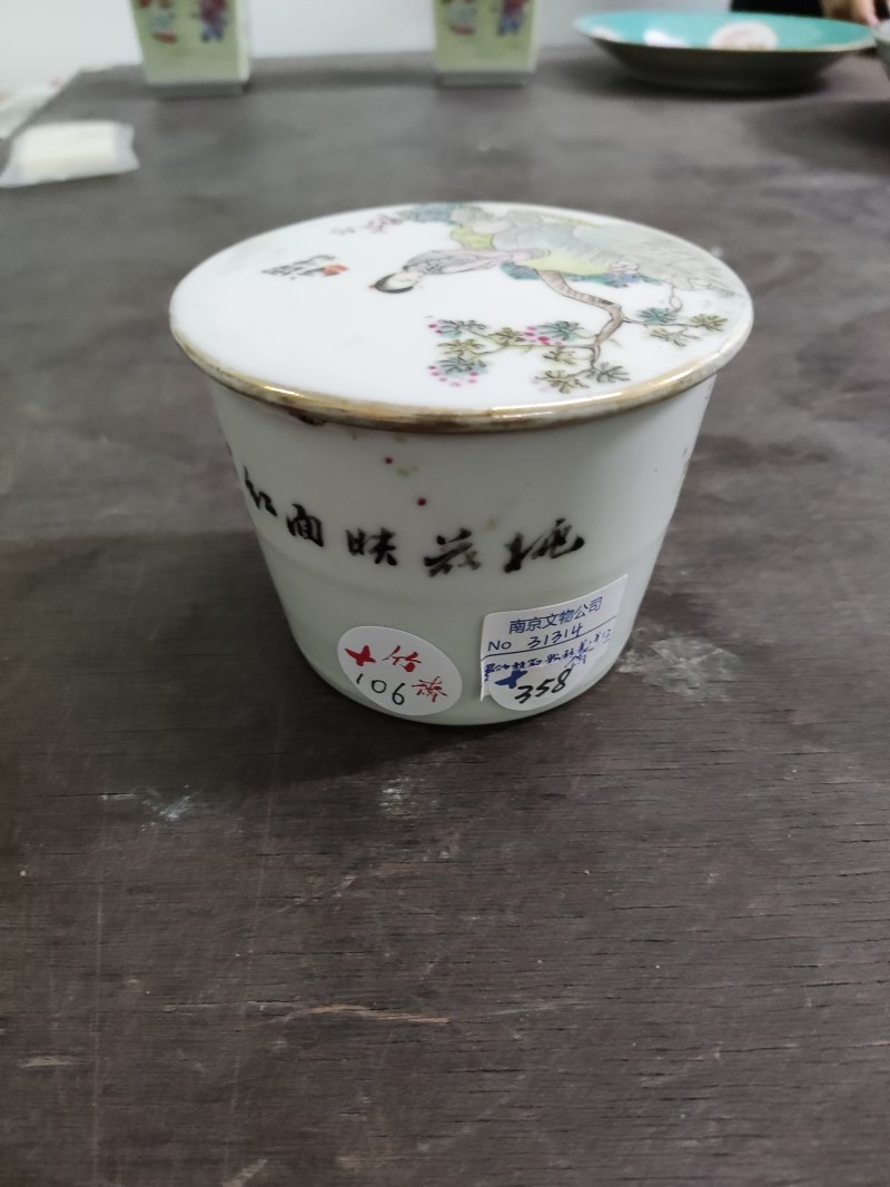 清 罗仲林款粉彩桃花美人盖缸 - 图2
