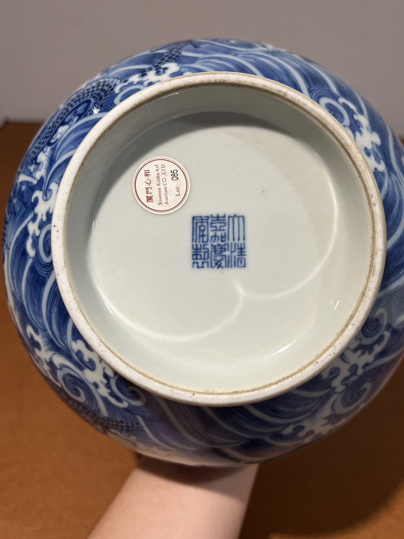 清嘉庆 青花云龙纹撇口瓶 - 图17