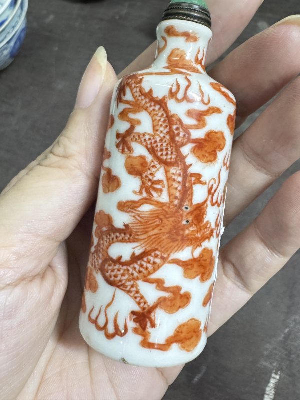 清 矾红双龙戏珠纹烟壶 - 图4