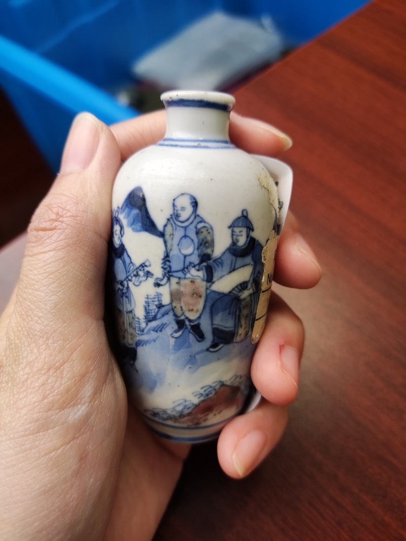 清 青花釉里红人物故事纹烟壶 - 图5