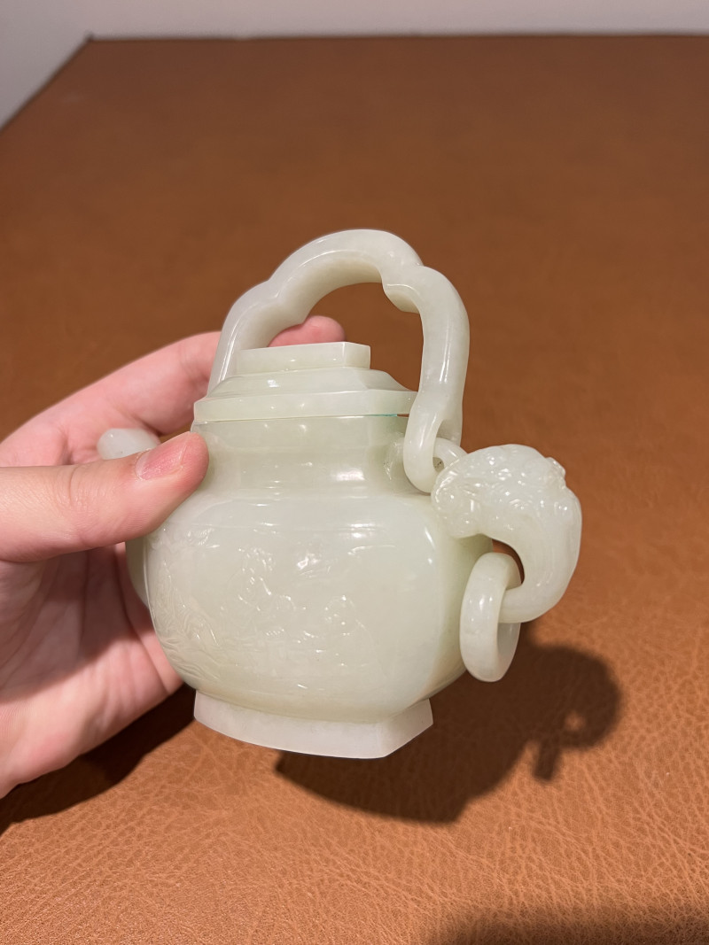 清 白玉开光人物提梁壶 - 图5