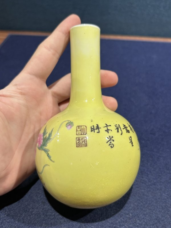 民国 黄地粉彩蜀葵纹瓶 - 图4