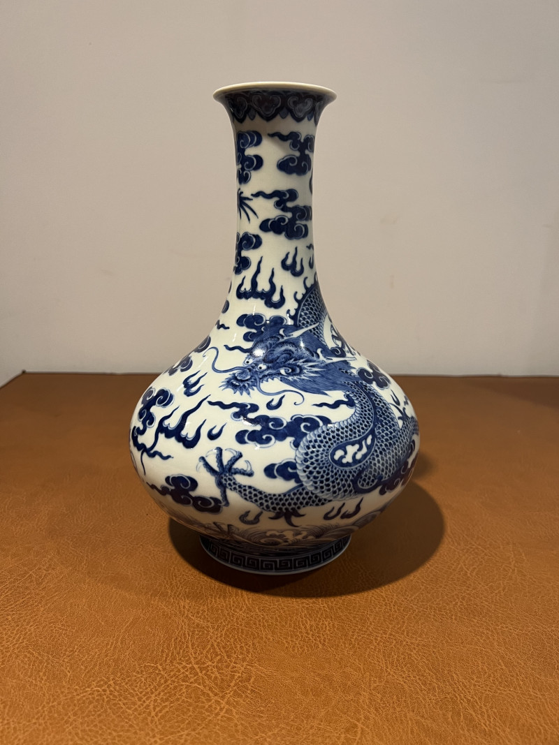 清嘉庆 青花云龙纹撇口瓶 - 图2