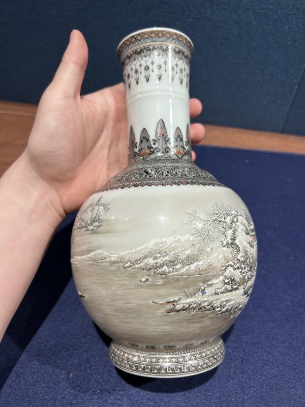1950年作 粉彩雪景图瓶 - 图5
