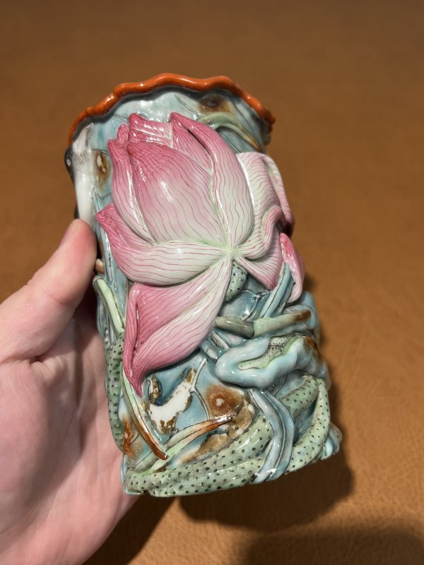 清中期 粉彩浮雕荷塘翠鸟笔筒 - 图8