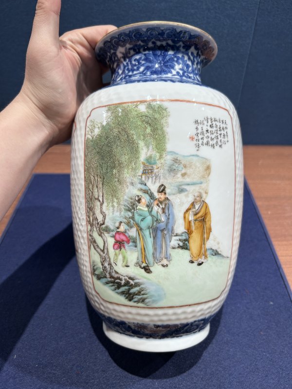 民国 王锡良粉彩开光虎溪三笑 三顾茅庐图瓶 - 图3