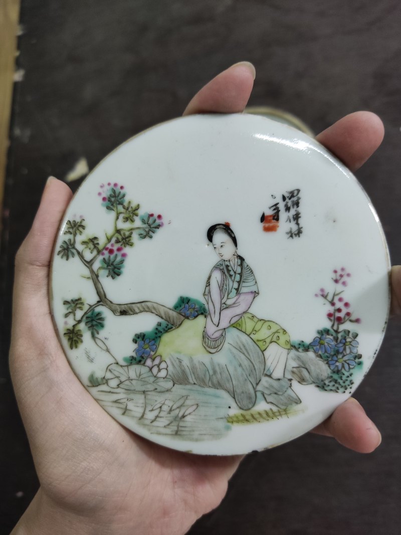 清 罗仲林款粉彩桃花美人盖缸 - 图3