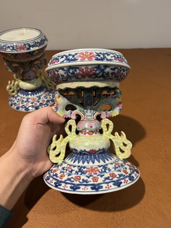 清乾隆 青花粉彩缠枝花卉纹供座（一对） - 图2