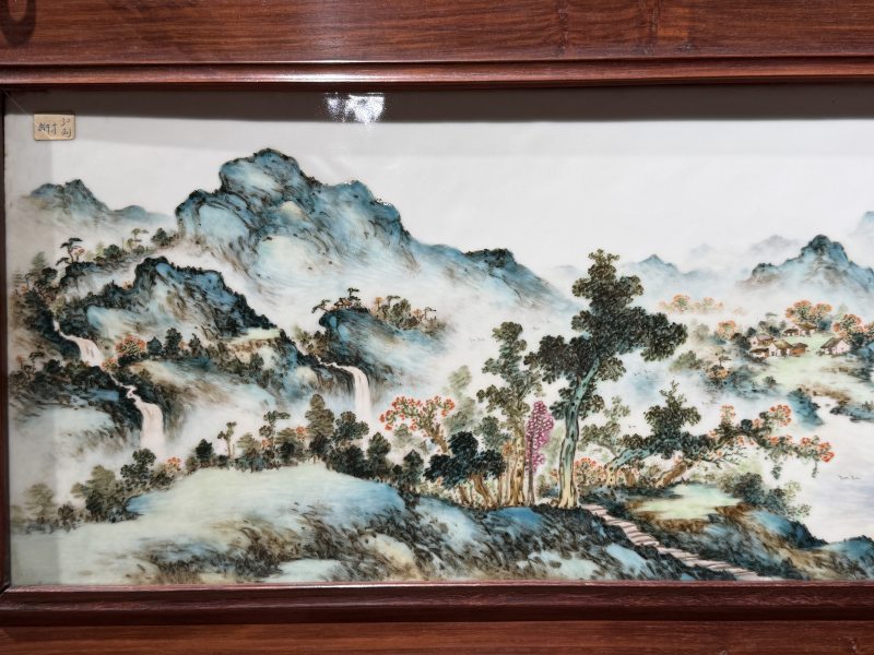 1954年作 汪小亭粉彩红树山庄图横画长条瓷板 - 图7