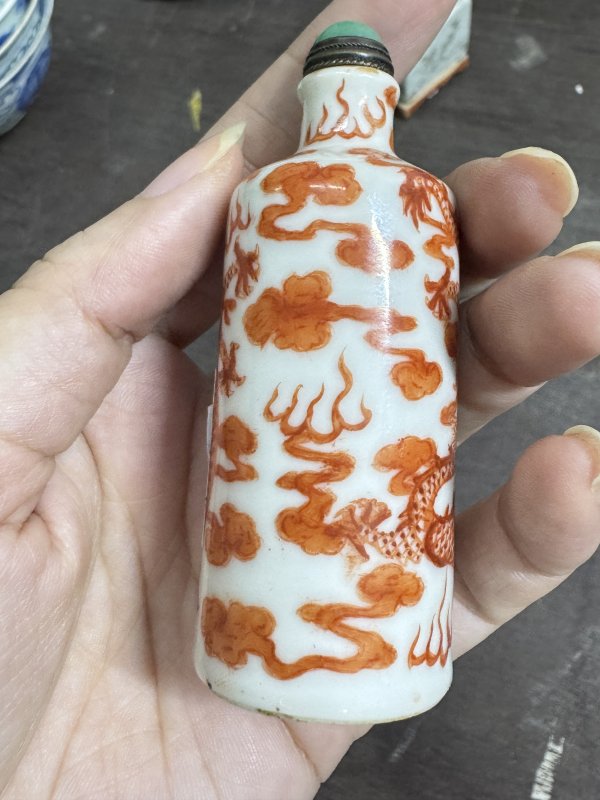 清 矾红双龙戏珠纹烟壶 - 图5