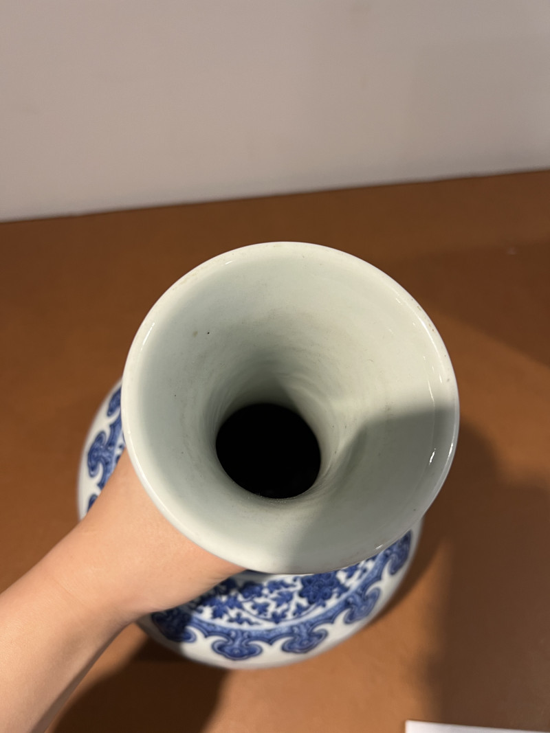 清乾隆 青花缠枝莲纹赏瓶 - 图9