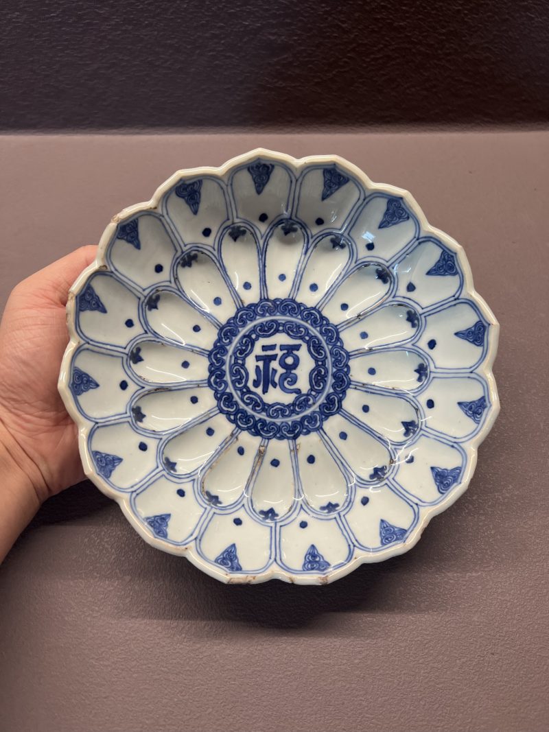 明万历 青花梵文莲瓣纹盘 - 图2