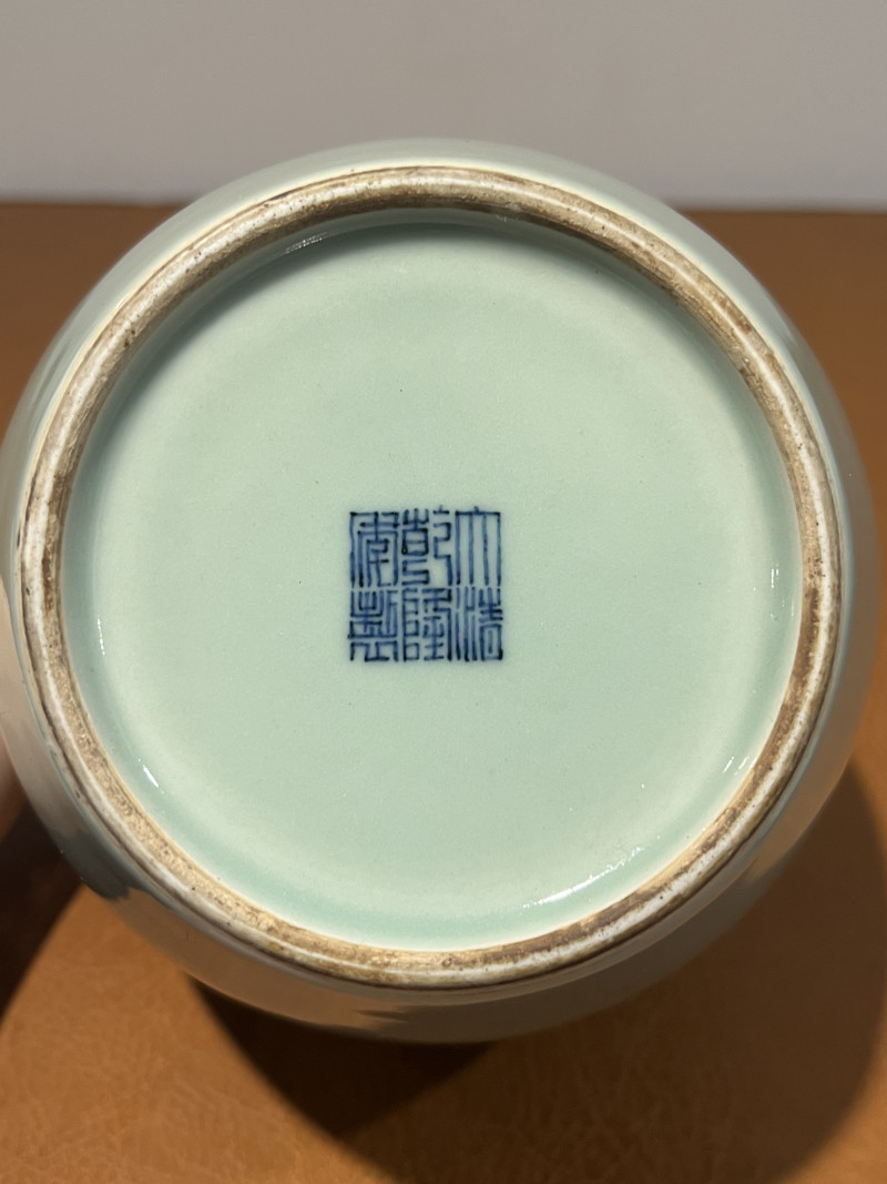 清乾隆 豆青釉月牙纹盖罐 - 图12
