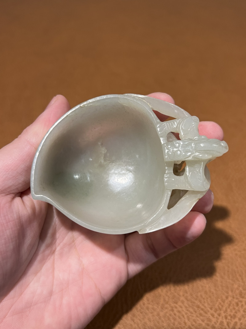 明 白玉螭龙耳桃形杯 - 图5